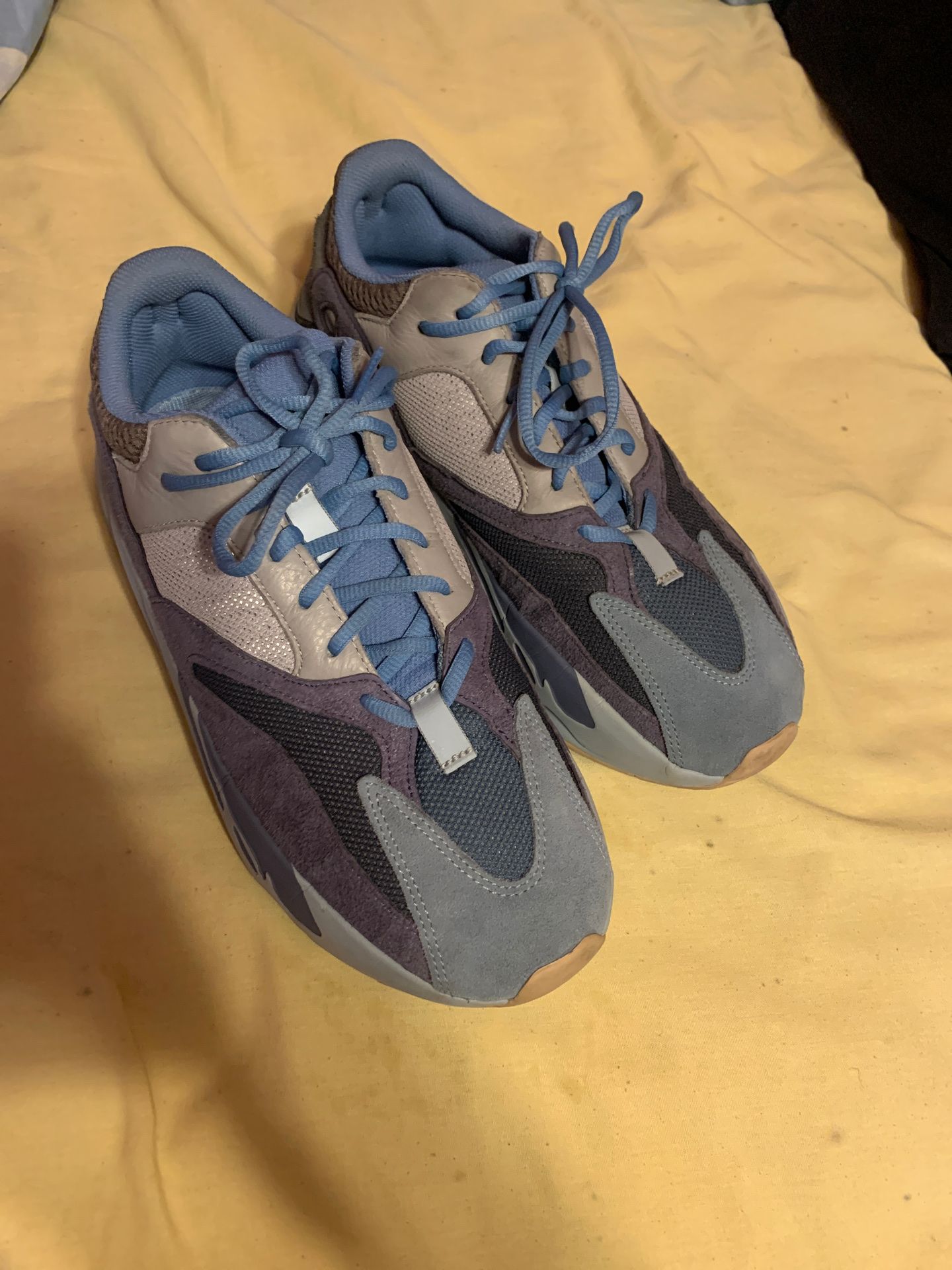 Yeezy adidas 700 Carbon Blue