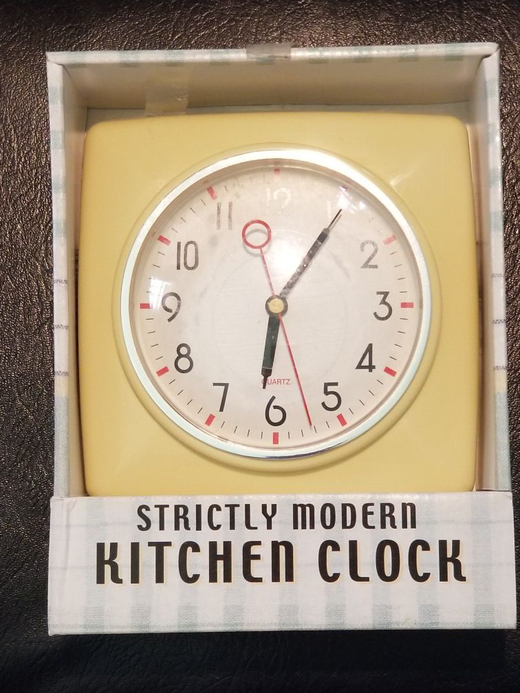 Strictly Modern Kitchen Clock Retro Battery operated