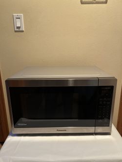 Panasonic 1200W 1.3 cu. ft. Countertop Microwave Oven 
