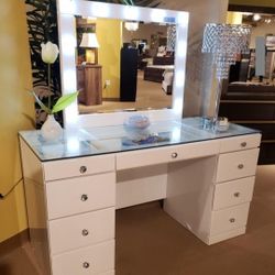✅️ WHITE VANITY DESK AND MIRROR 