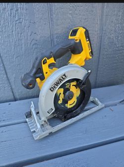 DEWALT 20V 6 1/2" CIRCULAR SAW WITH BATTERY AND CHARGER