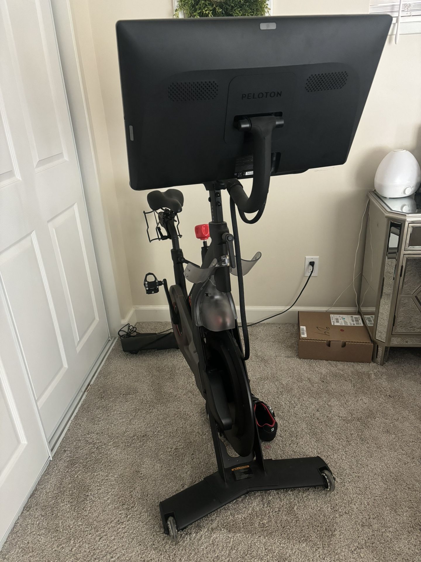 Peloton Like  New! Shoes & Mat Included 