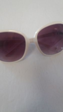 WHITE LARGE FRAME SUNGLASSES