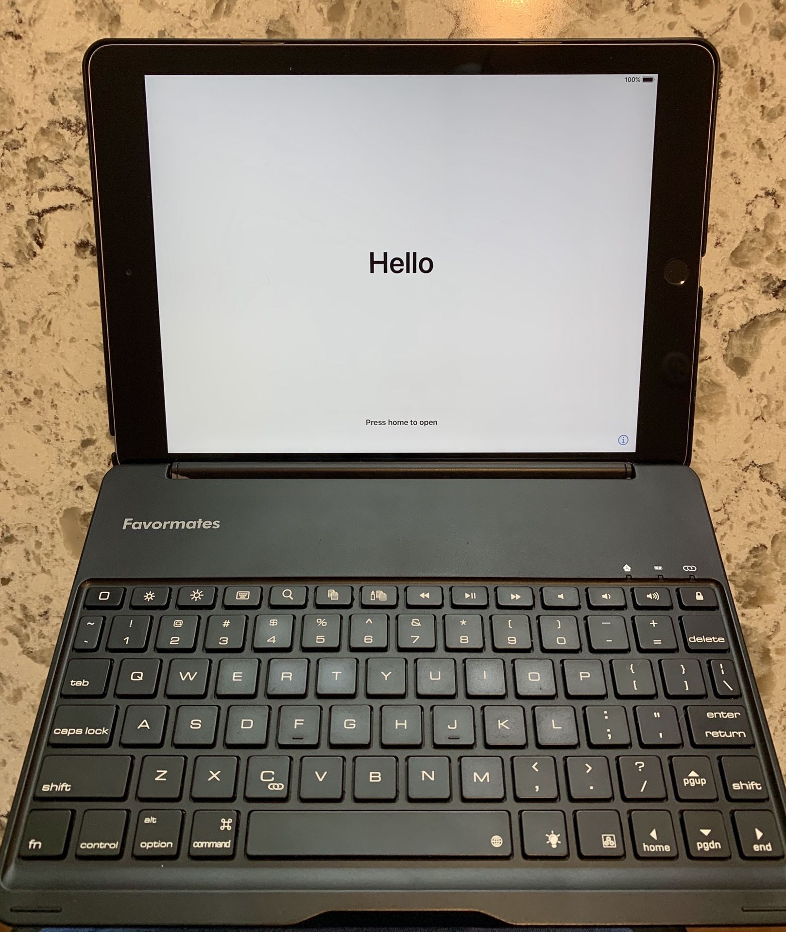 iPad 6th Gen. 128Gb w/Hard Shell Keyboard Case