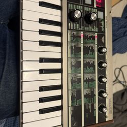 Korg microKORG Synthesizer (original)