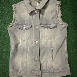 Girl’s Xhilaration Cute denim vest with tassels size M (7-8)