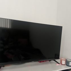 Roku Smart LED TV Hisense full HD 40” with TV Wall mount 