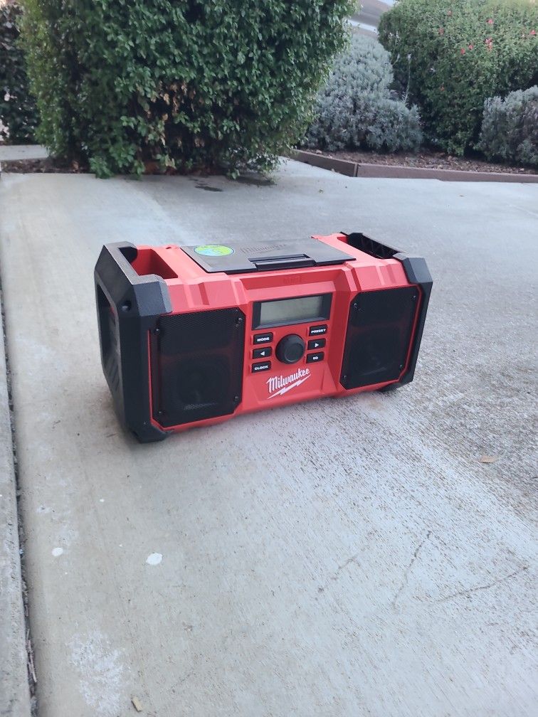 Milwakee Aux and Radio Speaker!