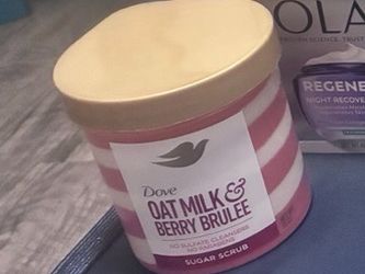 Dove Oat Milk & Berry Brulee Sugar Scrub