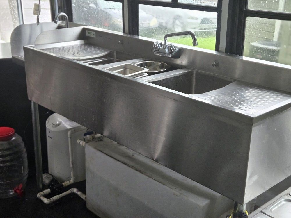 Food TRUCK (FULLY EQUIPPED)