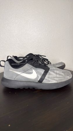 Boys size 1y shoes