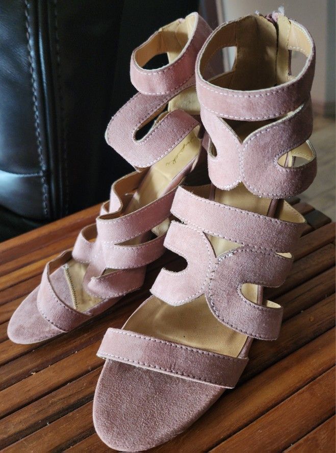 Stylish Lady's Nude Pink Quipid Heels in 7.5 Size in Great Condition. Located in Venice.