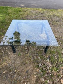 Outdoor/Indoor Glass Coffee Table With Green Stand !!!!!