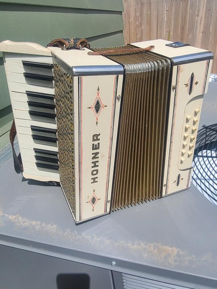 HOHNER ACCORDION