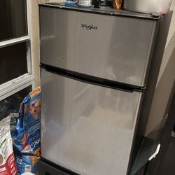 whirlpool mini refrigerator 