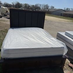 Cama Queens size, así como está acá en la foto de muy buena calidad de madera de Florida, respaldo de cuero y colchón Memory Phone ofertón