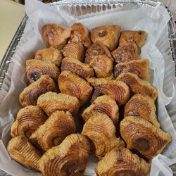 كعك يمني وملوح وفلافل وسلطه