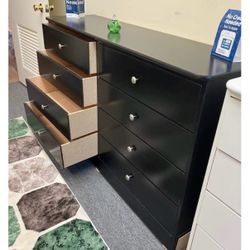 Dresser/ Eight drawers dresser