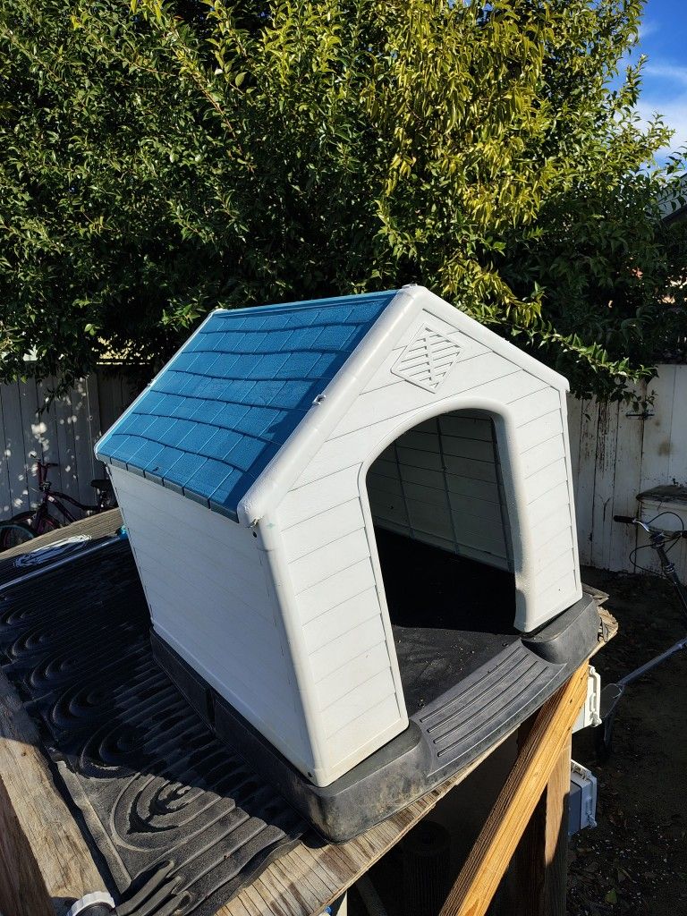 Dog House Size 28 W 30 Deept 28 Height