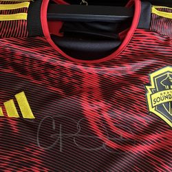 Cristian Roldan Signed Jersey