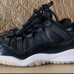 AIR JORDAN 11 RETRO LOW SHOES