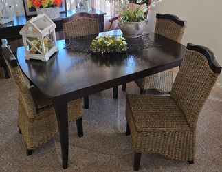 Dinning room  table w/leaf and  4 Seagrass chaires