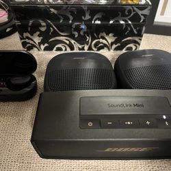 New Bose Speaker . No Box  W/ Charger 