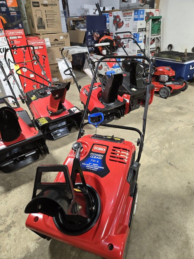 Toro power Clear 721E Snowblower 21"
212cc Engine
Electric start
Fully serviced
Oil. Spark plug.
New paddles/scraper Bar installed
$499