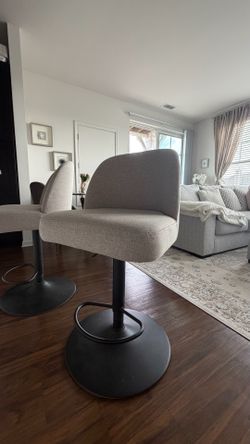 Modern Counter Height Bar Stools – Excellent Condition