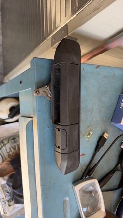 Tailgate latch