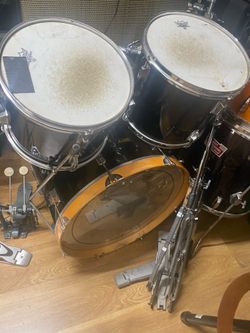 Drumset no cymbals with some hardware