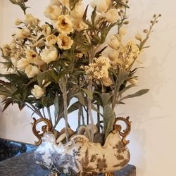 Floral arrangements With Beautiful Vase