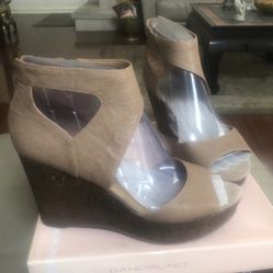 Bandolino Evea Taupe Leather Wedge Heels Size 8