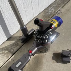 Dyson V8 Vacuum 