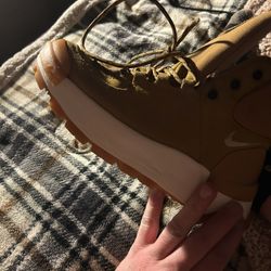 Nike Women’s Size 7 -USED-LIKE NEW!- No dirt Spots Or Scratches/blemishes. Smoke Free, Pet Free Home. Pickup In Ash Grove, MO 65604