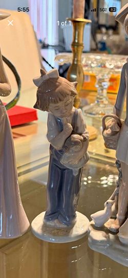 Porcelain Lladro Nao. Precious Girl With Bow Holding Her Baby Doll. LLADRÓ Nao Statue. Vintage. Retired. Made In Spain. Perfect Condition.