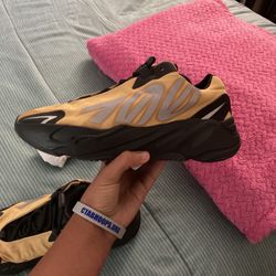 Yeezy 700 MNVN honey Size 8.5