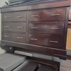 Dresser & Nightstand Set 