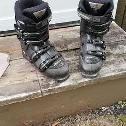 Ladies Nordica Outlast ski boots