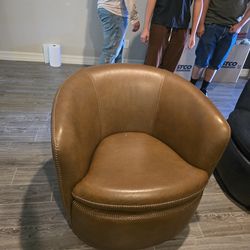 4 Living Spaces Contemporary Leather Swivel Barrel Club Accent Chairs (4)