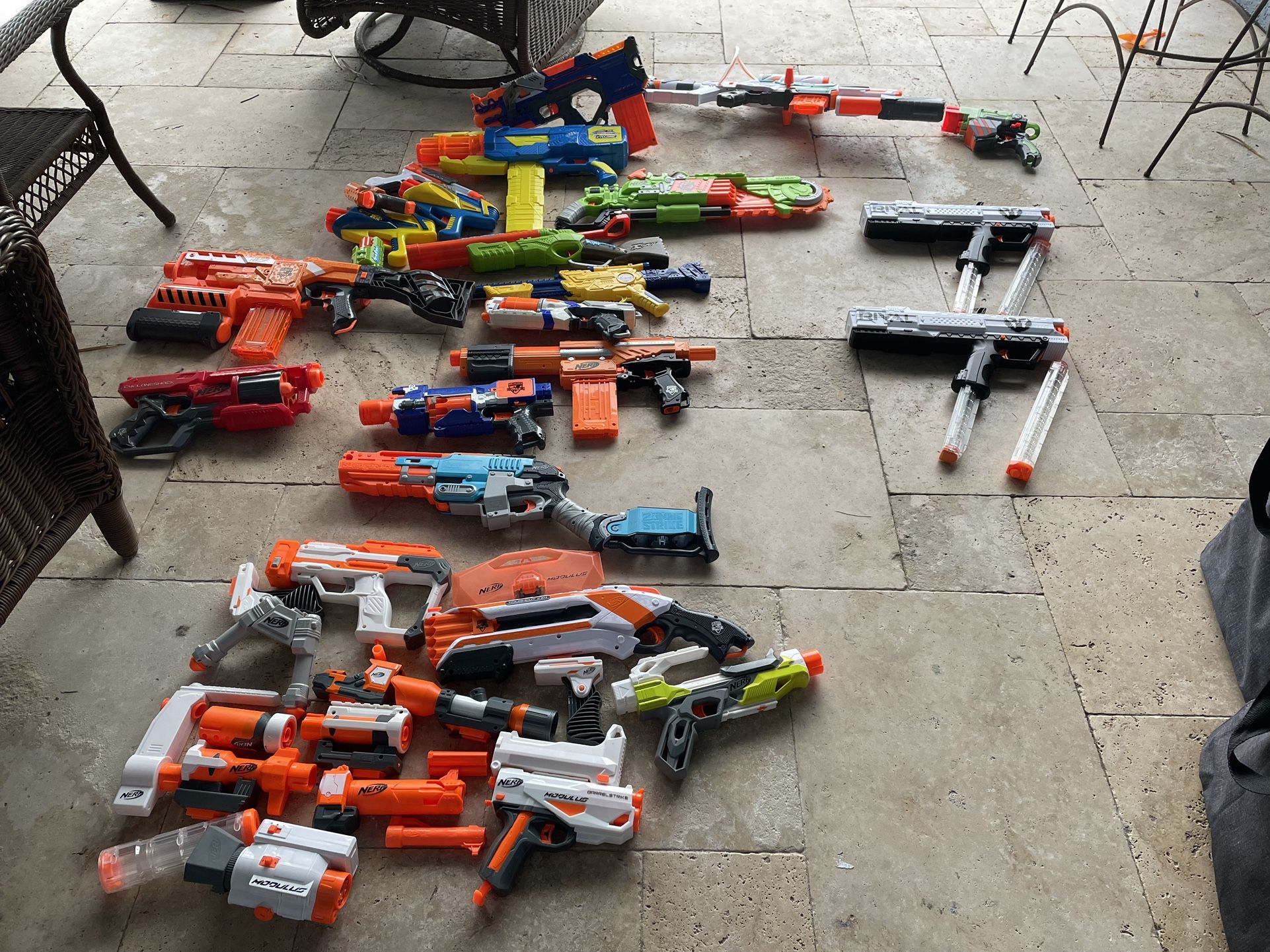 23 Nerf Guns Plus 12 Modulus Pieces With Darts