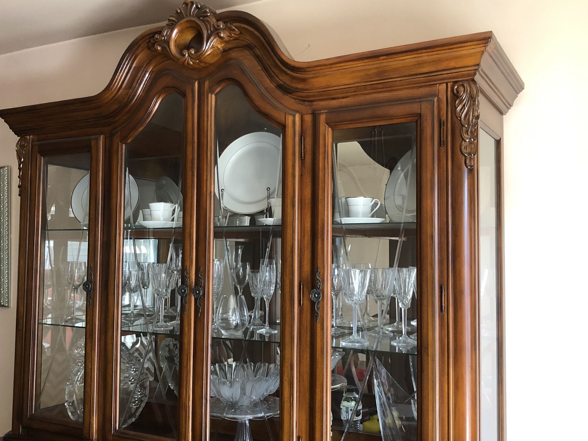 Dining room table and China. Excellent condition