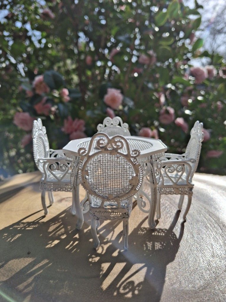 1:12 Scale Vintage Super Ornate Whitte Wire Wicker Dining Set