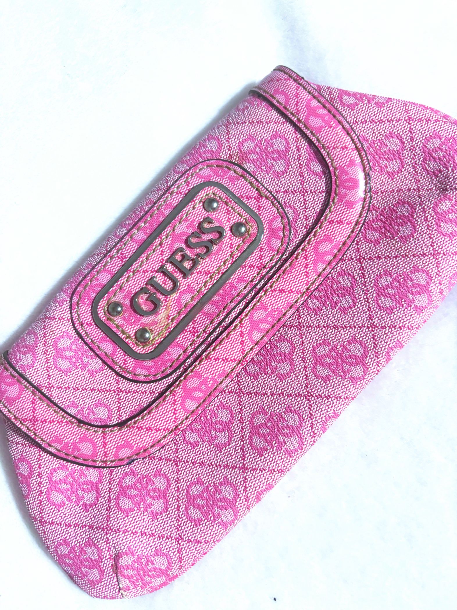 ✨RARE GUESS PINK MONOGRAM WRISTLET BAG ✨