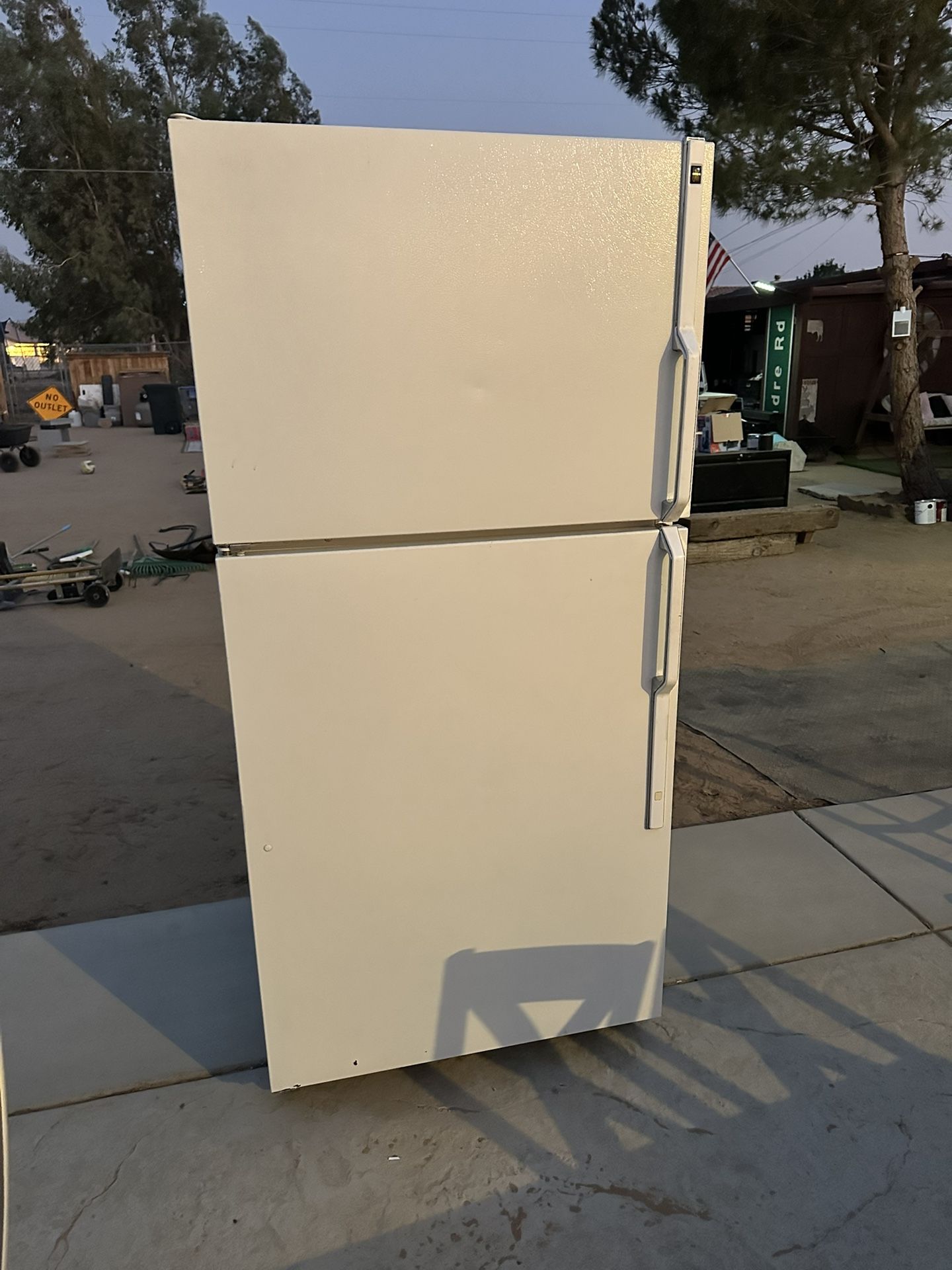 Hotpoint Top Bottom Refrigerator