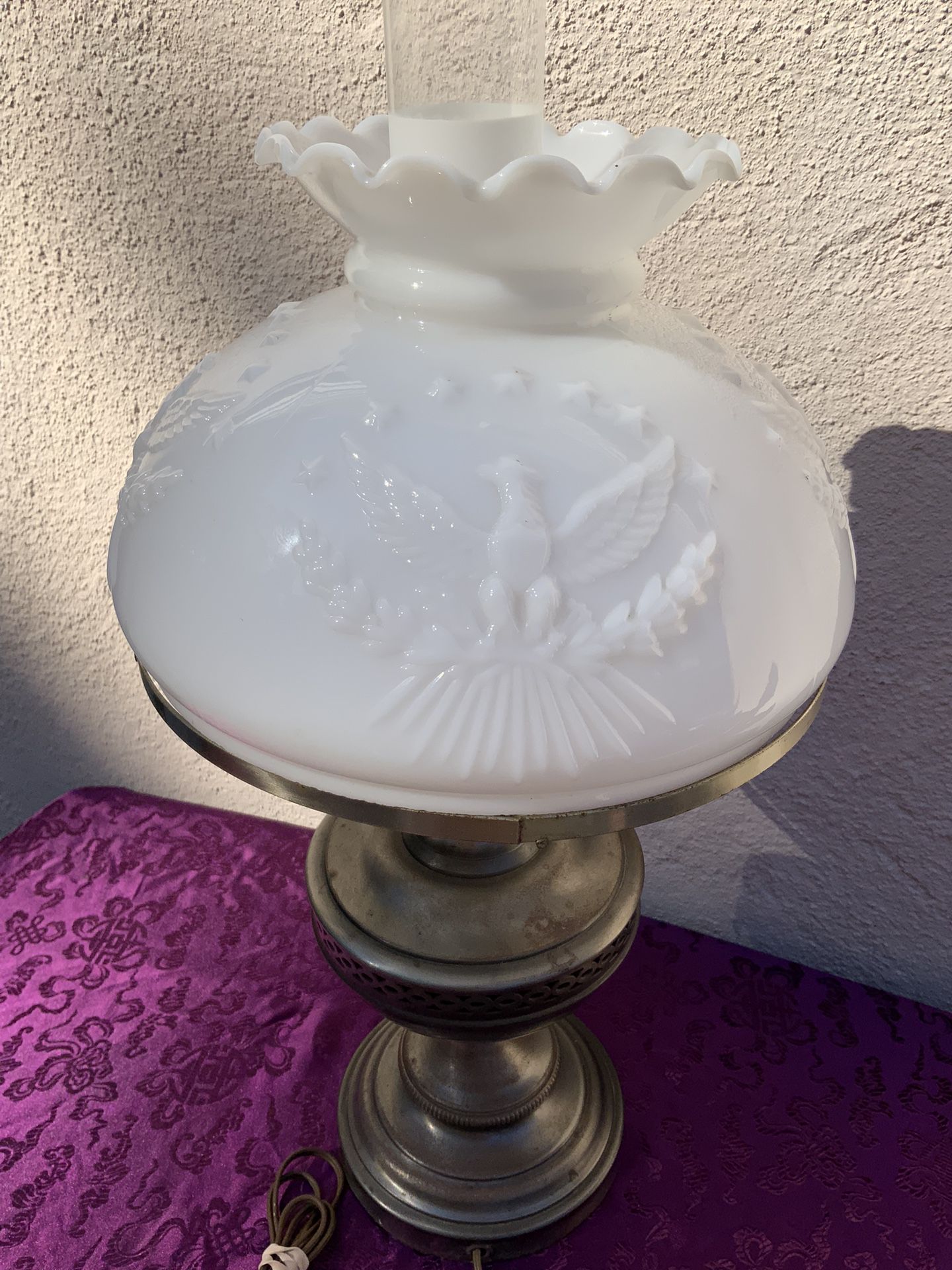 Vintage Brass & Milk Glass Table Lamp With American Eagles 