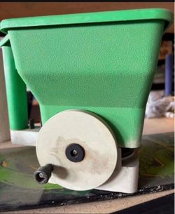 Scotts Hand Seed Spreader