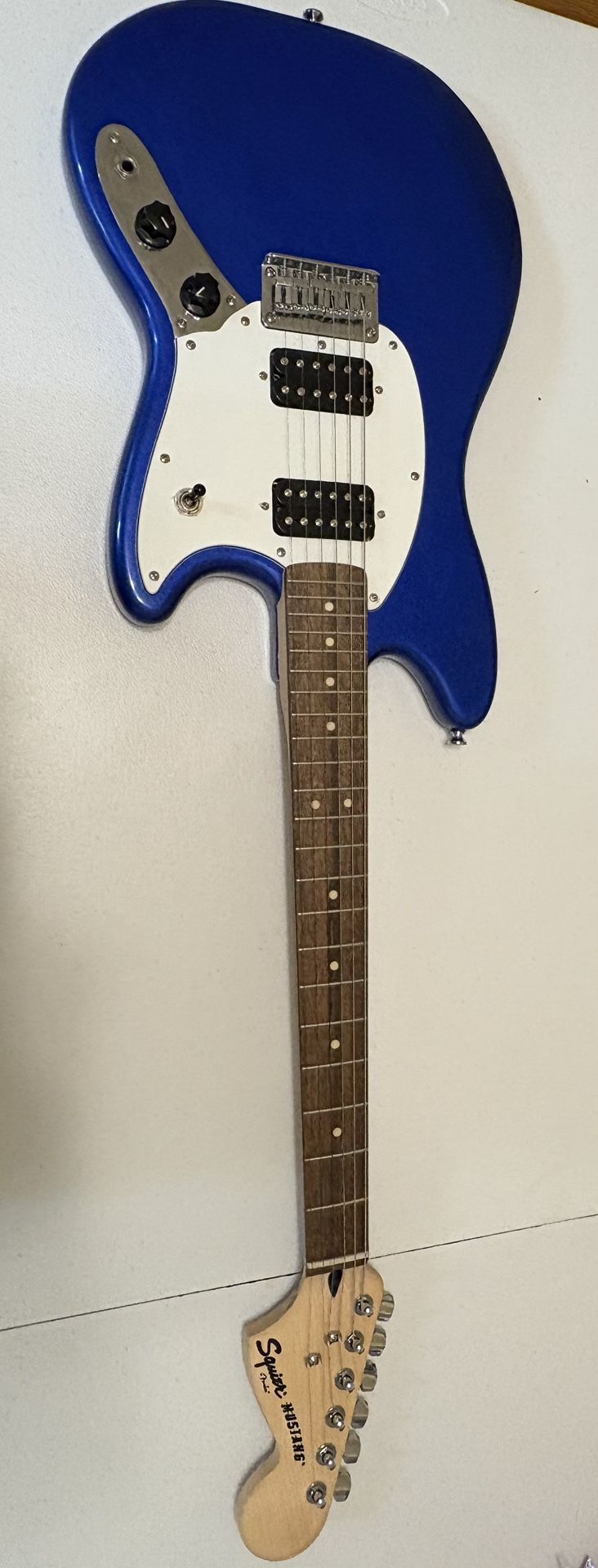 Sguier Mustang electronic guitar and Fender amplifier column