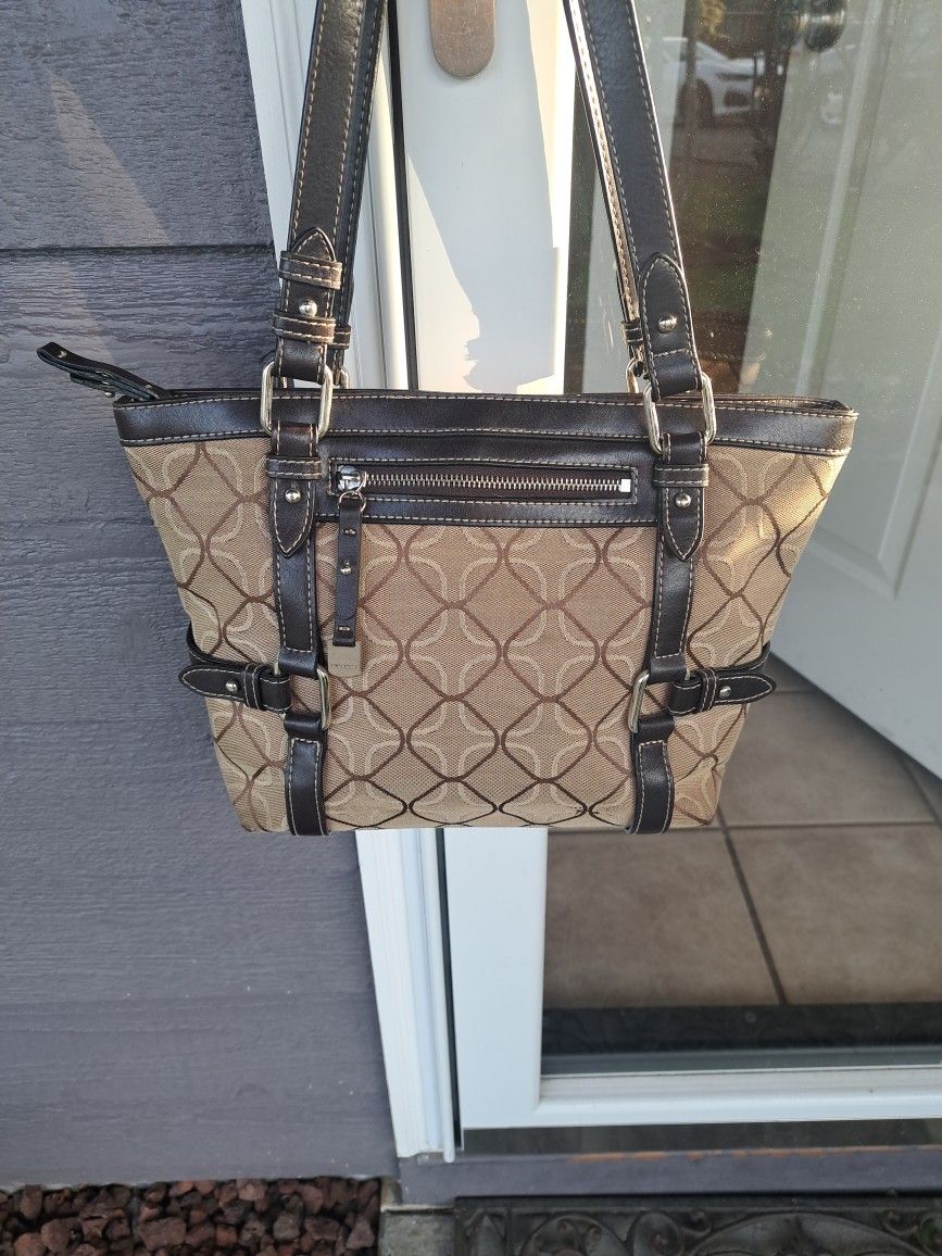 Nine West Shoulder Bag Vintage Nice Shape But Not Perfect,It Is Used,Non Smoking Home. It's A Nice Purse, I Priced Below Value,Just Need To Down Size.