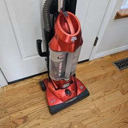 New Cond  DIRT DEVIL  VACUUM WITH ATTACHMENT   , WORKS EXCELLENT  , In The Box 